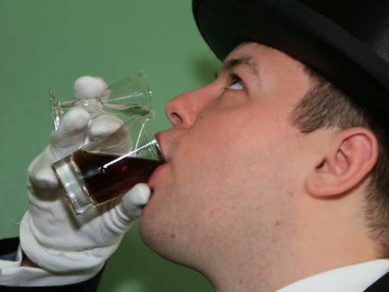 Gläser in einer Hand. 